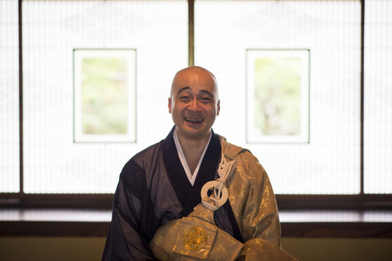 恵林寺本堂で微笑む住職・古川周賢