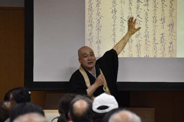 講演を行う恵林寺住職・古川周賢