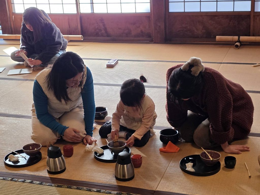 恵林寺親子茶の湯教室で子どもがお茶を点てる様子