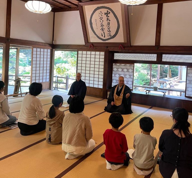 恵林寺の大書院で行われる親子茶の湯教室の様子