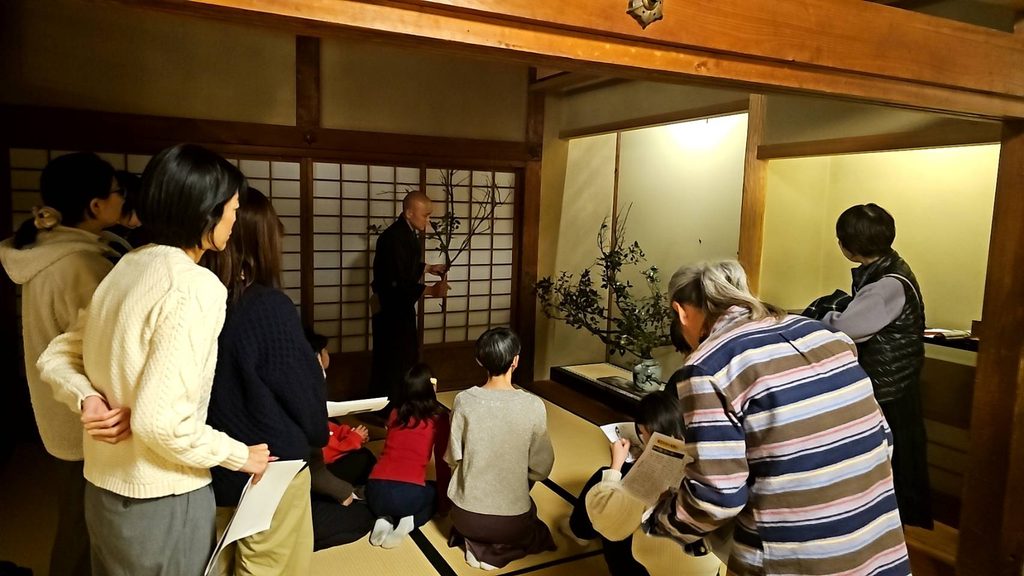 恵林寺の大人向け教室で禅と季節の文化を学ぶ様子